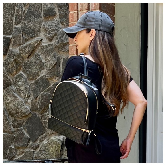 Chic and Stylish Quilted backpack - Picture 4 of 9